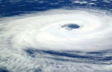 जपानकडे सरकणारे हेलाँग चक्रीवादळ – उपग्रह प्रतिमा