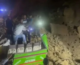 हिमाचल प्रदेश के बिलासपुर में भूस्खलन से बस दबने की घटना