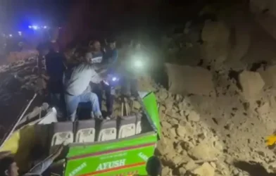 हिमाचल प्रदेश के बिलासपुर में भूस्खलन से बस दबने की घटना