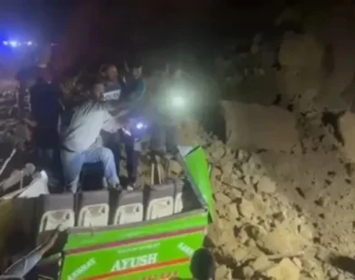 हिमाचल प्रदेश के बिलासपुर में भूस्खलन से बस दबने की घटना