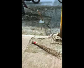 आम आदमी पार्टी कार्यकर्त्यांचा पुणे पॅचवर्क घोटाळ्यावर झाडू आंदोलन