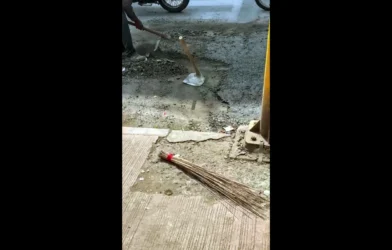 आम आदमी पार्टी कार्यकर्त्यांचा पुणे पॅचवर्क घोटाळ्यावर झाडू आंदोलन