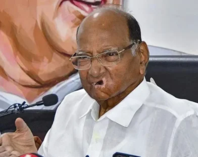 गडचिरोलीतील राष्ट्रवादी नेते काँग्रेसमध्ये प्रवेश करताना