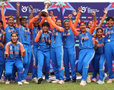 भारतीय महिला क्रिकेट संघ विश्वविजयानंतर ट्रॉफी उचलताना