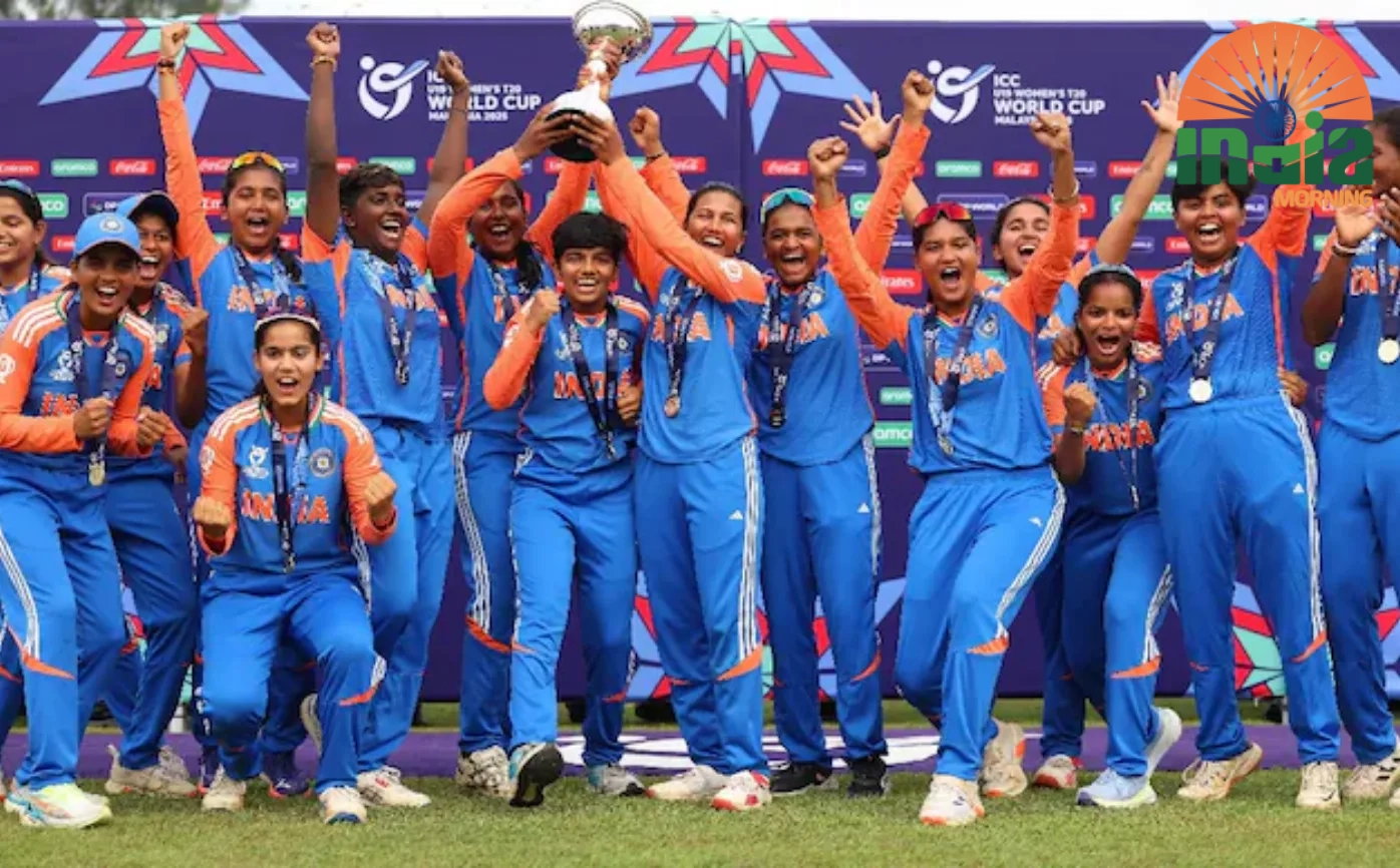 भारतीय महिला क्रिकेट संघ विश्वविजयानंतर ट्रॉफी उचलताना