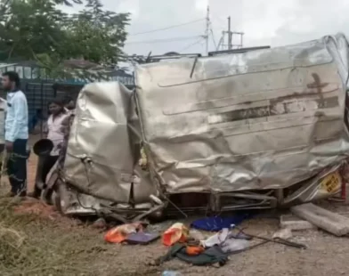 Cruiser overturned after tyre burst near Dharashiv