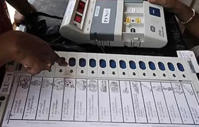 Voters face EVM glitches and polling issues during Maharashtra local elections